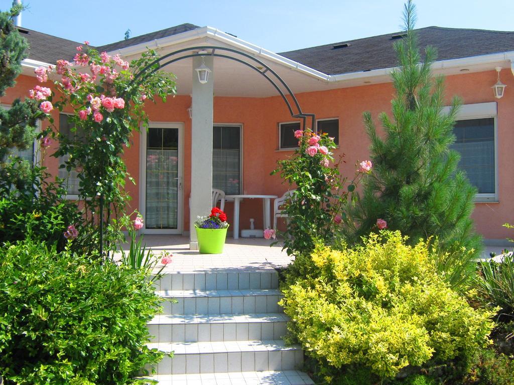 Fészek Apartmanház Vonyarcvashegy Exterior foto
