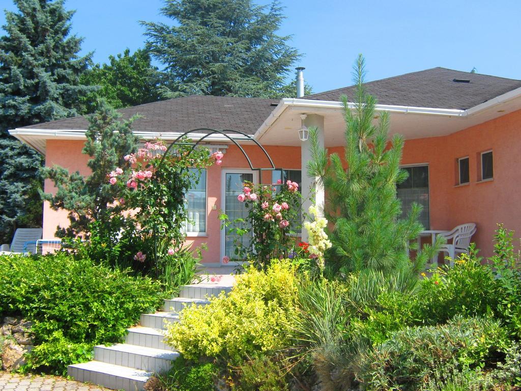Fészek Apartmanház Vonyarcvashegy Exterior foto