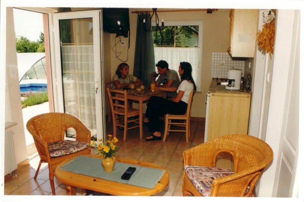 Fészek Apartmanház Vonyarcvashegy Exterior foto