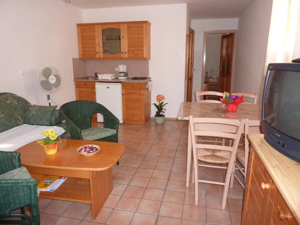 Fészek Apartmanház Vonyarcvashegy Exterior foto